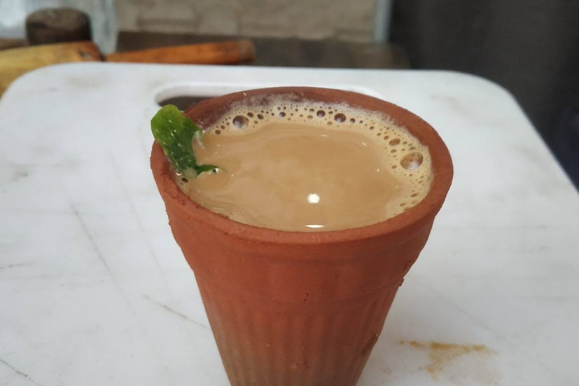  ചായ വീണ്ടും ചൂടാക്കുന്നത് അതിന്റെ രുചി, മണം, രാസഘടന എന്നിവയിൽ മാറ്റങ്ങൾ വരുത്തും. ഇത് ആരോഗ്യത്തെ ദോഷകരമായി ബാധിക്കാൻ സാധ്യതയുണ്ട്. പ്രത്യേകിച്ചും, നിലവാരമില്ലാത്ത പാത്രങ്ങളാണ് വീണ്ടും ചൂടാക്കാൻ ഉപയോഗിക്കുന്നതെങ്കിൽ, ഉയർന്ന താപനിലയിൽ ആ പാത്രങ്ങളിലെ ചില രാസവസ്തുക്കൾ ചായയിലേക്ക് കലരാൻ സാധ്യതയുണ്ട്. ഇങ്ങനെ, ചായയുടെ രുചിയും സ്വാദും മോശമാവുന്നു. ഇവ ശരീരത്തിൽ എത്തുന്നത് ആരോഗ്യത്തിന് ദോഷകരമായി ബാധിക്കുകയും ചെയ്യും.