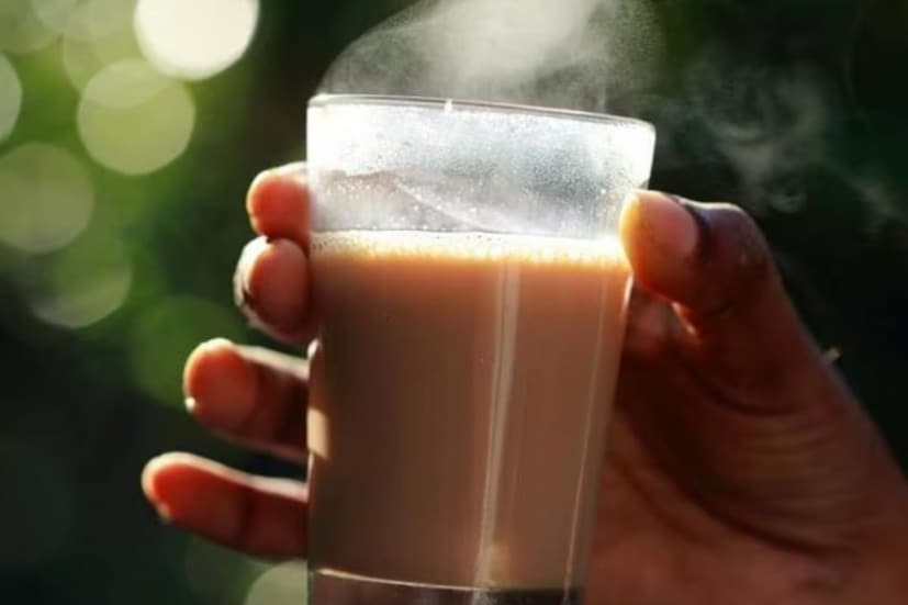  ചില സാഹചര്യങ്ങളിൽ ചായ വീണ്ടും ചൂടാക്കേണ്ടിവന്നാൽ ചില നുറുങ്ങുവിദ്യകൾ പ്രയോ​ഗിക്കാം. ചായ ഉണ്ടാക്കിയ ശേഷം ആദ്യത്തെ 15 മിനിറ്റിനുള്ളിൽ വീണ്ടും ചൂടാക്കുന്നതിൽ വലിയ ദോഷമില്ല. വീണ്ടും ചൂടാക്കേണ്ട സാഹചര്യം ഒഴിവാക്കാനായി, നിങ്ങൾക്ക് ആവശ്യമുള്ള അളവിൽ മാത്രം ചായ ഉണ്ടാക്കുക. ഉണ്ടാക്കിയ ചായ പാത്രങ്ങളിലോ, തെർമോസുകളിലോ, ഇൻസുലേറ്റഡ് ഫ്ലാസ്കുകളിലോ ഒഴിക്കുക. ഇവ ചായയെ കുറഞ്ഞത് ഏതാനും മണിക്കൂറുകൾ ചൂടോടെ നിലനിർത്താൻ സഹായിക്കും.വീണ്ടും ചൂടാക്കുന്നത് ഒഴിവാക്കാനാവില്ലെങ്കിൽ, അത് സ്റ്റൗവിൽ വെച്ച് വളരെ സൗമ്യമായി മാത്രം ചൂടാക്കാൻ ശ്രദ്ധിക്കുക. ഈ ലളിതമായ കാര്യങ്ങൾ ശ്രദ്ധിച്ചാൽ ചായയുടെ ഗുണനിലവാരം നിലനിർത്താനും ബാക്ടീരിയൽ പ്രശ്നങ്ങൾ ഒഴിവാക്കാനും സാധിക്കും.