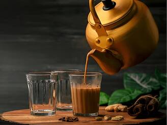 ചായ വീണ്ടും വീണ്ടും ചൂടാക്കി കുടിക്കുന്നത് ആരോ​ഗ്യത്തിന് നല്ലതാണോ?