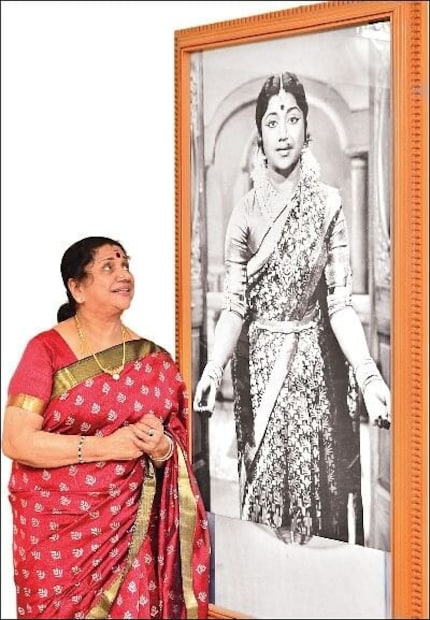 ss rajendran, ss rajendran get married to cr vijayakumari, 3 wives and 8 children, SSR Vijayakumari,Tamil Star Couples,Reel Siblings Real Life Couple, Kaithiin Kaathali, Tamil Cinema Love Marriages, Actors Married in Real Life, Ajith Shalini, Suriya Jyothika, MGR Janaki, Gemini Ganesan Savitri, S S Rajendran, C R Vijayakumari, SSR and Vijayakumari acted as siblings after marriage, SSR first wife Pankajam, SSR Vijayakumari separation reason, SSR third marriage Tamarai Selvi, Love story of S S Rajendran and Vijayakumari, എസ്.എസ്.ആർ. വിജയകുമാരി, SSR Vijayakumari, തമിഴ് താരദമ്പതികൾ, സിനിമയിലെ സഹോദരങ്ങൾ യഥാർത്ഥ ജീവിതത്തിൽ ദമ്പതികൾ, കൈതിയിൻ കാതലി, കാമുകൻ കാമുകി, വിവാഹിതരായ താരങ്ങൾ, അജിത് ശാലിനി, സൂര്യ ജ്യോതിക, എം.ജി.ആർ. ജാനകി, ജെമിനി ഗണേശൻ സാവിത്രി, എ.വി.എം. രാജൻ പുഷ്പലത, എസ്.എസ്. രാജേന്ദ്രൻ, സി.ആർ. വിജയകുമാരി, തമിഴ് സിനിമാ ചരിത്രം, എസ്.എസ്.ആർ ആദ്യ ഭാര്യ പങ്കജം, തമിഴ് സിനിമയിലെ പ്രണയ വിവാഹങ്ങൾ, എസ്.എസ്.ആർ മൂന്നാം വിവാഹം താമരൈ സെൽവി, Cinema, Tamil Cinema, Tamil Actress, Actor, Actress, Actors Life, Actresses Life, Actor SSR, Actor SSR Rajendran, Actress C.R. Vijayakumari, Actress Vijayakumari, SSR - C.R. Vijayakumari, Tamil Actor,Tamil actors real life, Tamil actors and actresses, Tamil movie couples, SSR Vijayakumari, Kaithiyin Kaadhal, Tamil film industry, സി.ആർ. വിജയകുമാരി, എസ്.എസ്.ആർ , ഭാര്യയും കുട്ടികളും ഉണ്ടായിരിക്കെ,സിനിമയിലെ സഹോദരിയെ വിവാഹം ചെയ്ത താരം,3 ഭാര്യമാരും , 8 മക്കളുമുള്ള പ്രമുഖ നടൻ