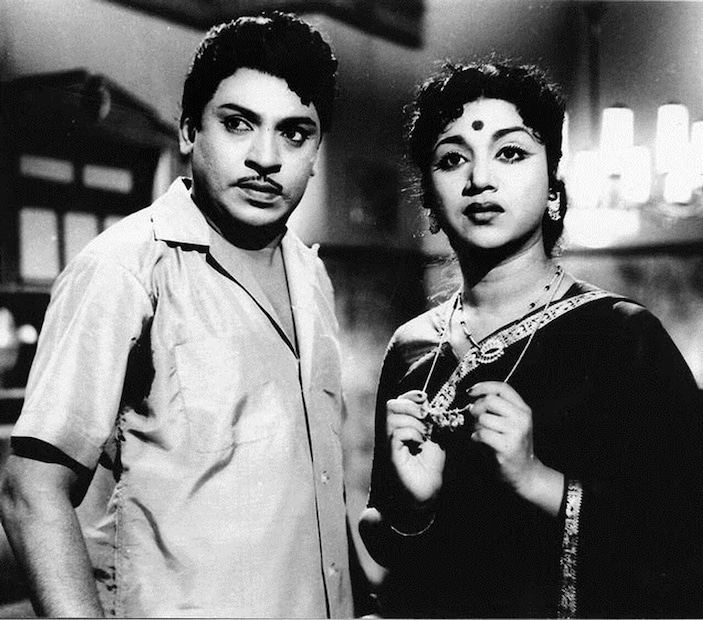 ss rajendran, ss rajendran get married to cr vijayakumari, 3 wives and 8 children, SSR Vijayakumari,Tamil Star Couples,Reel Siblings Real Life Couple, Kaithiin Kaathali, Tamil Cinema Love Marriages, Actors Married in Real Life, Ajith Shalini, Suriya Jyothika, MGR Janaki, Gemini Ganesan Savitri, S S Rajendran, C R Vijayakumari, SSR and Vijayakumari acted as siblings after marriage, SSR first wife Pankajam, SSR Vijayakumari separation reason, SSR third marriage Tamarai Selvi, Love story of S S Rajendran and Vijayakumari, എസ്.എസ്.ആർ. വിജയകുമാരി, SSR Vijayakumari, തമിഴ് താരദമ്പതികൾ, സിനിമയിലെ സഹോദരങ്ങൾ യഥാർത്ഥ ജീവിതത്തിൽ ദമ്പതികൾ, കൈതിയിൻ കാതലി, കാമുകൻ കാമുകി, വിവാഹിതരായ താരങ്ങൾ, അജിത് ശാലിനി, സൂര്യ ജ്യോതിക, എം.ജി.ആർ. ജാനകി, ജെമിനി ഗണേശൻ സാവിത്രി, എ.വി.എം. രാജൻ പുഷ്പലത, എസ്.എസ്. രാജേന്ദ്രൻ, സി.ആർ. വിജയകുമാരി, തമിഴ് സിനിമാ ചരിത്രം, എസ്.എസ്.ആർ ആദ്യ ഭാര്യ പങ്കജം, തമിഴ് സിനിമയിലെ പ്രണയ വിവാഹങ്ങൾ, എസ്.എസ്.ആർ മൂന്നാം വിവാഹം താമരൈ സെൽവി, Cinema, Tamil Cinema, Tamil Actress, Actor, Actress, Actors Life, Actresses Life, Actor SSR, Actor SSR Rajendran, Actress C.R. Vijayakumari, Actress Vijayakumari, SSR - C.R. Vijayakumari, Tamil Actor,Tamil actors real life, Tamil actors and actresses, Tamil movie couples, SSR Vijayakumari, Kaithiyin Kaadhal, Tamil film industry, സി.ആർ. വിജയകുമാരി, എസ്.എസ്.ആർ , ഭാര്യയും കുട്ടികളും ഉണ്ടായിരിക്കെ,സിനിമയിലെ സഹോദരിയെ വിവാഹം ചെയ്ത താരം,3 ഭാര്യമാരും , 8 മക്കളുമുള്ള പ്രമുഖ നടൻ