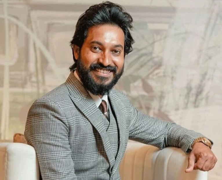 മദമ്പട്ടി രംഗരാജ് ആരെന്ന് പറയേണ്ട കാര്യമില്ല. വിവാഹിതനും രണ്ടു കുട്ടികളുടെ പിതാവുമാണ് അദ്ദേഹം. 'കുക്ക് വിത്ത് കോമാളി' എന്ന ഷോയിൽ പങ്കെടുത്തു കൊണ്ടാണ് ഇദ്ദേഹം ശ്രദ്ധേയനാവുന്നത്. വിജയ് ടി.വിയിൽ പ്രക്ഷേപണം ചെയ്തു പോരുന്ന പരിപാടിയാണിത്. ഇതിലും ഷെഫായാണ് രംഗരാജ് എത്തിച്ചേർന്നത്. ഈ പേരിപ്പോൾ തമിഴ്നാടിന് പുറത്തും ശ്രദ്ധേയമാണ്