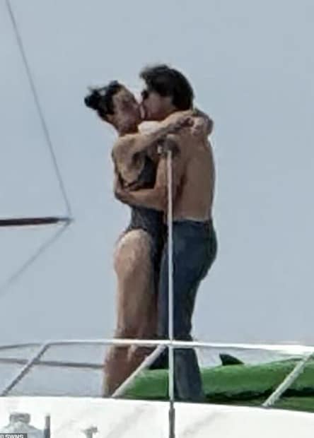 Here we are talking about the chart-topping icon Katy Perry. In her latest photos, she was spotted kissing former Canadian Prime Minister Justin Trudeau on a yacht. 