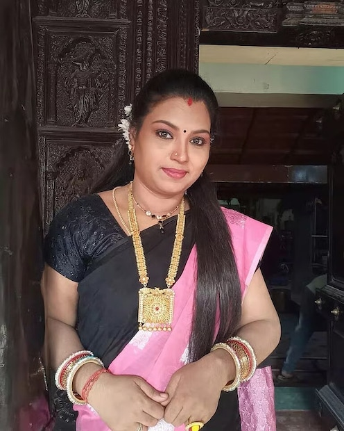 ഭർത്താവിന്റെ ആവശ്യപ്രകാരം സിനിമ ഉപേക്ഷിച്ച പ്രിയങ്ക പൂർണസമയം വീട്ടമ്മയായി മാറി. ഭർത്താവിന്റെ വീട് തഞ്ചാവൂരിലായതിനാൽ പ്രിയങ്ക അവിടേയ്ക്ക് താമസം മാറി. ആറു വർഷക്കാലം പ്രിയങ്ക അവിടെ താമസിച്ചു. ദമ്പതികൾക്ക് രണ്ടു പെണ്മക്കളുണ്ടായി. രണ്ടാമത്തെ കുഞ്ഞും പിറന്നതോടെ, ഭാര്യയെ ഇഷ്‌ടമല്ല എന്ന കാരണം പറഞ്ഞ് ഭർത്താവ് വിവാഹമോചനം നേടി. ഇതേസമയം പ്രിയങ്കയുടെ അമ്മയ്ക്ക് കാൻസർ പിടിപെട്ടു. അമ്മയുടെ ചികിത്സയ്ക്ക് ശേഷം, പ്രിയങ്ക തഞ്ചാവൂർ വിട്ട് ചെന്നൈയിലേക്ക് മടങ്ങി. അതിനു ശേഷം അവർ ടി.വി. സീരിയലുകളിൽ അഭിനയിക്കാൻ ആരംഭിച്ചു
