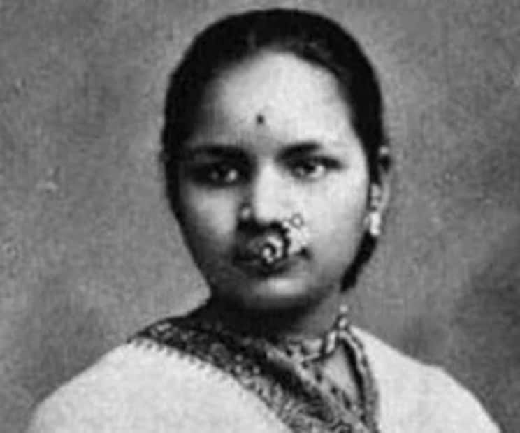 Anandi Joshi, , first female doctor in India, women in medicine, Indian women pioneers,Anandi Joshi biography, Gopalrao Joshi, ആനന്ദി ജോഷി, ഇന്ത്യയിലെ ആദ്യത്തെ വനിതാ ഡോക്ടർ, വൈദ്യശാസ്ത്രത്തിലെ സ്ത്രീകൾ, ഇന്ത്യൻ വനിതാ പയനിയർമാർ, ആനന്ദി ജോഷി ജീവചരിത്രം, ഗോപാൽറാവു ജോഷി, ആനന്ദി ഗോപാൽ ജോഷി, ഇന്ത്യയിലെ ആദ്യ വനിതാ ഡോക്ടർ, ആദ്യ ഇന്ത്യൻ വനിതാ ഡോക്ടർ, Anandi Gopal Joshi, First female doctor in India, ആനന്ദി ജോഷി ജീവിതം, ഡോക്ടർ ആനന്ദി ജോഷി ചരിത്രം, പെൻസിൽവാനിയ മെഡിക്കൽ കോളേജ്, ഗോപാൽ റാവു ജോഷി, സ്ത്രീ വിദ്യാഭ്യാസം ഇന്ത്യ,Anandi Gopal Joshi, First female doctor in India, India's first lady doctor, Anandi Joshi biography, First Indian woman physician, Anandi Gopal Joshi early life, Gopalrao Joshi, Women's Medical College of Pennsylvania, Yamuna Joshi,Pioneer of women's education in India, Tuberculosis death 1887, Anandi Gopal Joshi photos ,Anandi Gopal Joshi viral, 9-ാം വയസിൽ വിവാഹം , 20 വയസ്സ് മുതിർന്ന ആളുമായി വിവാഹം,14-ാം വയസിൽ അമ്മ,ഇന്ത്യയിലെ ആദ്യ വനിതാ ഡോക്ടറെ