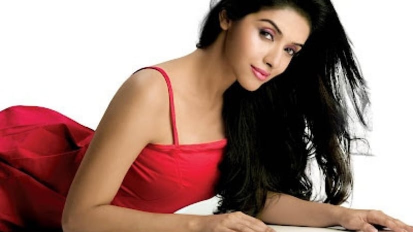 കുറച്ചു ദിവസങ്ങൾക്ക് മുൻപാണ് അസിൻ അവരുടെ നാല്പതാം ജന്മദിനം ആഘോഷിച്ചത്. ബോളിവുഡിൽ കാലെടുത്തു വയ്ക്കും മുൻപ്, തെന്നിന്ത്യൻ സിനിമയിൽ, പ്രത്യേകിച്ചും മലയാളത്തിൽ, അവർ സ്വയം അടയാളപ്പെടുത്തിക്കഴിഞ്ഞിരുന്നു. അഭിനയിച്ച സിനിമകളുടെ ഒരു വലിയ പട്ടികയൊന്നും അവകാശപ്പെടാനില്ല എങ്കിലും, വേഷമിട്ട ഒരുപിടി ചിത്രങ്ങൾ ശ്രദ്ധേയമാക്കി മാറ്റിയ നടിയാണവർ. അവയെല്ലാം ഹിറ്റുകളായി മാറുകയും ചെയ്തു (തുടർന്ന് വായിക്കുക)