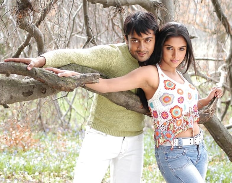 കുഞ്ചാക്കോ ബോബൻ നായകനായി, 2001ൽ സത്യൻ അന്തിക്കാട് സംവിധാനം ചെയ്ത 'നരേന്ദ്രൻ മകൻ ജയകാന്തൻ വക' എന്ന സിനിമയിൽ അഭിനയിക്കുമ്പോൾ അസിന് പ്രായം വെറും 15 വയസ്. ശേഷം തെലുങ്ക് സിനിമകളിൽ അസിൻ ശ്രദ്ധ കേന്ദ്രീകരിച്ചു തുടങ്ങി