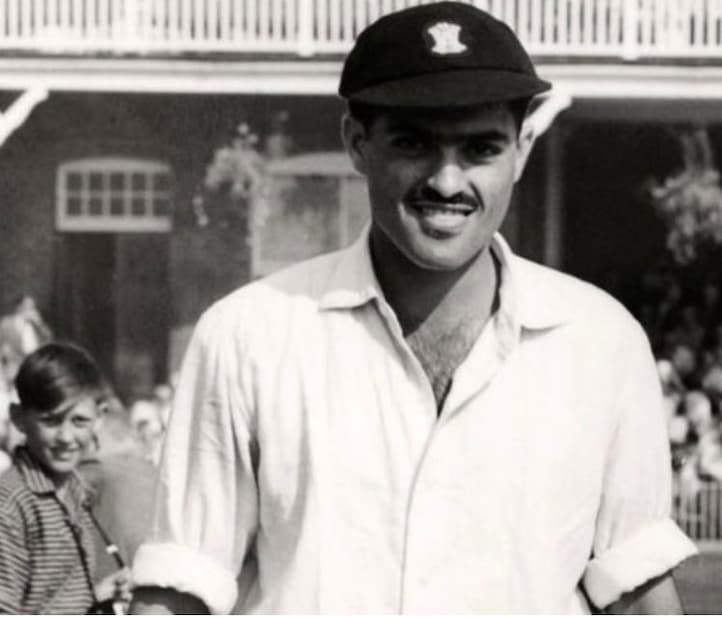 നാരി കോൺട്രാക്ടർ (നരിമാൻ ജംഷഡ്ജി കോൺട്രാക്ടർ-ഇന്ത്യ) – 1962 ൽ വെസ്റ്റ് ഇൻഡീസിന്റെ ചാർലി ഗ്രിഫിത്തിന്റെ ബൗൺസർ തട്ടി ഇന്ത്യൻ ഓപ്പണറുടെ തലയോട്ടിക്ക് പൊട്ടൽ സംഭവിച്ചു. ആറ് ദിവസം അദ്ദേഹം അബോധാവസ്ഥയിൽ കിടന്നു. നിരവധി ശസ്ത്രക്രിയകൾക്കും രക്തപ്പകർച്ചകൾക്കും ശേഷം അദ്ദേഹം അത്ഭുതകരമായി രക്ഷപ്പെട്ടു, പക്ഷേ പിന്നീട് അദ്ദേഹം ടെസ്റ്റ് ക്രിക്കറ്റ് കളിച്ചില്ല. (ചിത്രം: രവി ശാസ്ത്രി/എക്സ്)  നാരി കോൺട്രാക്ടർ (നരിമാൻ ജംഷഡ്ജി കോൺട്രാക്ടർ-ഇന്ത്യ) – 1962 ൽ വെസ്റ്റ് ഇൻഡീസിന്റെ ചാർലി ഗ്രിഫിത്തിന്റെ ബൗൺസർ തട്ടി ഇന്ത്യൻ ഓപ്പണറുടെ തലയോട്ടിക്ക് പൊട്ടൽ സംഭവിച്ചു. ആറ് ദിവസം അദ്ദേഹം അബോധാവസ്ഥയിൽ കിടന്നു. നിരവധി ശസ്ത്രക്രിയകൾക്കും രക്തപ്പകർച്ചകൾക്കും ശേഷം അദ്ദേഹം അത്ഭുതകരമായി രക്ഷപ്പെട്ടു, പക്ഷേ പിന്നീട് അദ്ദേഹം ടെസ്റ്റ് ക്രിക്കറ്റ് കളിച്ചില്ല. (ചിത്രം: രവി ശാസ്ത്രി/എക്സ്)