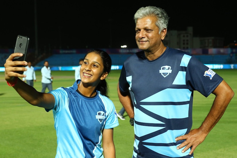  ഡബ്ല്യു.വി. രാമൻ (ഇന്ത്യ) – മുൻ ഇന്ത്യൻ ക്രിക്കറ്റ് കളിക്കാരനും പരിശീലകനുമായ ഡബ്ല്യു.വി. രാമൻ മരുന്ന് കഴിച്ചതിനെ തുടർന്ന് അനാഫൈലക്റ്റിക് ഷോക്കിലേക്ക് വീണ് ബോധം നഷ്ടപ്പെടുകയും ഹൃദയാഘാതം അനുഭവപ്പെടുകയും ചെയ്തിരുന്നു. "60 സെക്കൻഡ് നേരത്തേക്ക് മരണത്തെ ആശ്ലേഷിച്ചു" എന്നാണ് പിന്നീട് ആ അവസ്ഥയെ അദ്ദേഹം വിശേഷിപ്പിച്ചത്.(ചിത്രം: സൈകത് ദാസ് /ബിസിസിഐക്ക് വേണ്ടി സ്പോർട്സ്പിക്സ്)