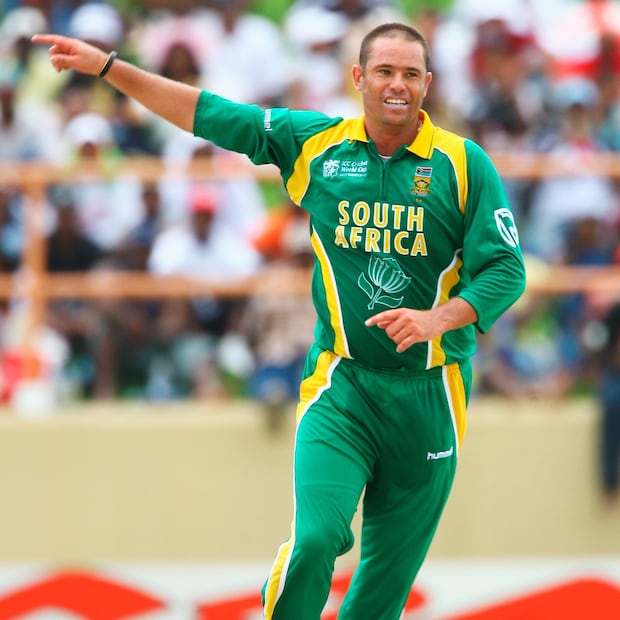  ആൻഡ്രൂ ഹാൾ (ദക്ഷിണാഫ്രിക്ക) – 1998-ൽ ഒരു എടിഎമ്മിൽ നടന്ന വെടിവയ്പ്പിൽ നിന്ന് ആൻഡ്രൂ ഹാളിന് വെടിയേറ്റിരുന്നു. ആറ് വെടിയുണ്ടകളാണ് ഹാളിന്റേ ശരീരത്തേക്ക് തളച്ചു കയറിയത്. എന്നാൽ ഗുരുതരമായ ആ പരിക്കിനെ അദ്ദേഹം അതിജീവിച്ചു. പിന്നീട് 2002-ൽ ആയുധധാരികളായ ഒരുസംഘം അദ്ദേഹത്തിന്റെ കാർ തട്ടിയെടുത്തു. രണ്ട് ഭയാനകമായ സംഭവങ്ങൾക്കിടയിലും, അദ്ദേഹം പൂർണ്ണമായും സുഖം പ്രാപിച്ച് തന്റെ ക്രിക്കറ്റ് ജീവിതം തുടർന്നു.