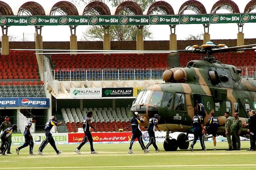  ശ്രീലങ്കൻ ക്രിക്കറ്റ് ടീം (2009 ലാഹോർ ആക്രമണം) – 2009 മാർച്ച് 3 ന്, ഒരു ടെസ്റ്റ് മത്സരത്തിനായി ഗദ്ദാഫി സ്റ്റേഡിയത്തിലേക്ക് പോകുന്നതിനിടെ ലാഹോറിൽ വെച്ച് ശ്രീലങ്കൻ ക്രിക്കറ്റ് ടീം സഞ്ചരിച്ച ബസിന് നേരെ തീവ്രവാദികൾ പതിയിരുന്ന് ആക്രമണം നടത്തി. ആക്രമണത്തിൽ കുമാർ സംഗക്കാര, തിലൻ സമരവീര എന്നിവരുൾപ്പെടെ നിരവധി കളിക്കാർക്ക് പരിക്കേൽക്കുകയും ആറ് സുരക്ഷാ ഉദ്യോഗസ്ഥർ കൊല്ലപ്പെടുകയും ചെയ്തു. എന്നാൽ ബസ് ഡ്രൈവറുടെ ധൈര്യവും പോലീസിന്റെ പെട്ടെന്നുള്ള പ്രതികരണവും കാരണം എല്ലാ കളിക്കാരും ജീവൻ അപകടപ്പെടുത്തുന്ന ആക്രമണത്തിൽ നിന്ന് രക്ഷപ്പെട്ടു.