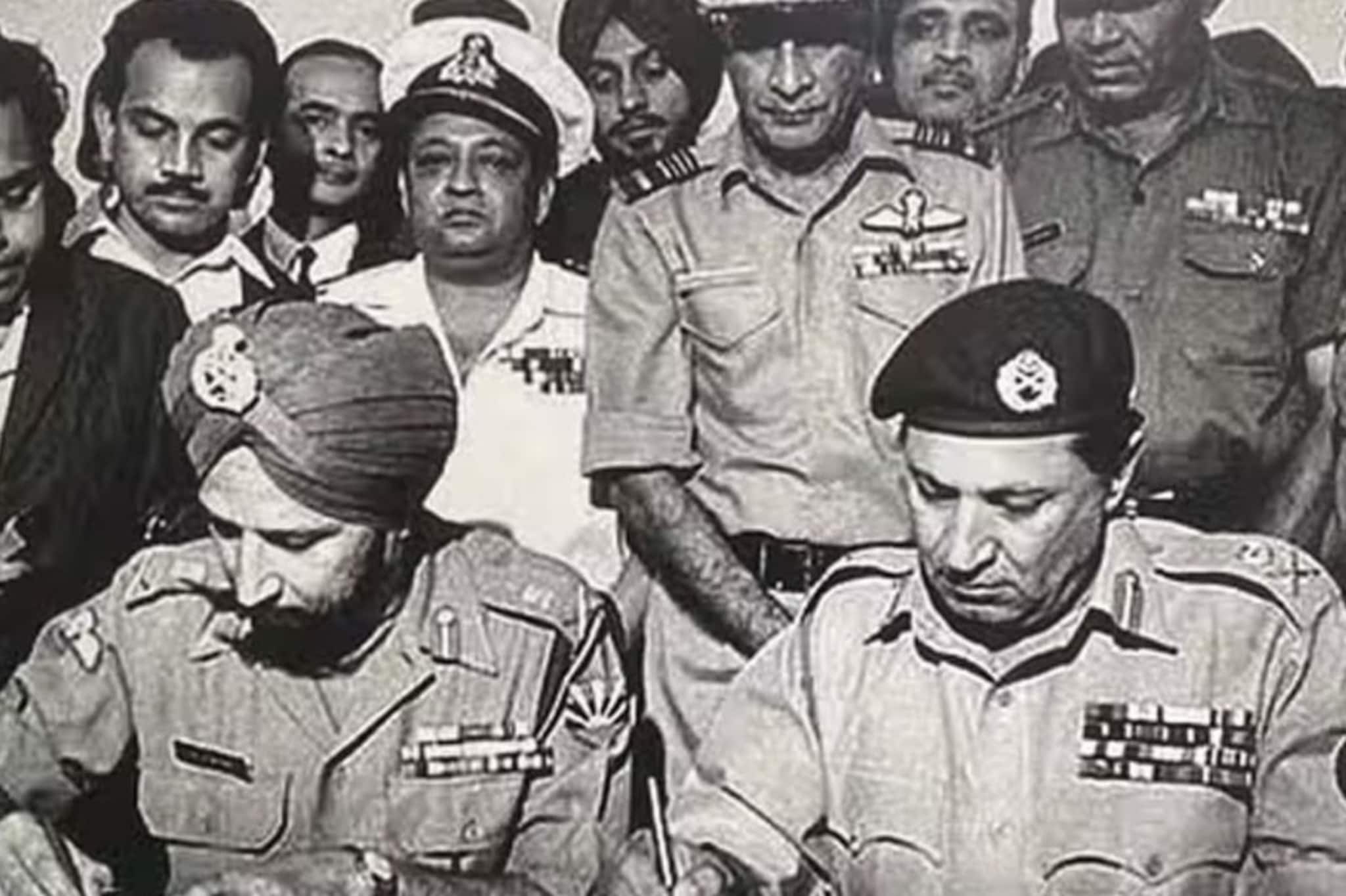 1971ലെ യുദ്ധത്തില് പാകിസ്ഥാനെ തോൽപിക്കാൻ ഇന്ത്യൻ നാവികസേന കോണ്ടം ആയുധമാക്കിയത് എങ്ങനെ? 1971ലെ യുദ്ധത്തില് പാകിസ്ഥാനെ തോൽപിക്കാൻ ഇന്ത്യൻ നാവികസേന കോണ്ടം ആയുധമാക്കിയത് എങ്ങനെ?