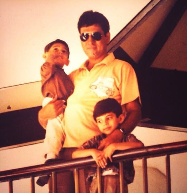 മുംബൈയിലെ താജ് മഹൽ പാലസ് നക്ഷത്ര ഹോട്ടലിൽ വെയ്റ്ററായി ജോലിയെടുത്തിരുന്ന നടനായിരുന്നു അദ്ദേഹം. മൂന്ന് സഹോദരിമാർക്ക് ശേഷം പിറന്ന മകൻ കുടുംബത്തിന്റെ ഉത്തരവാദിത്തങ്ങൾ ഏറ്റെടുക്കേണ്ട ഒരു സാഹചര്യവും ഉണ്ടായിട്ടുണ്ട് (തുടർന്ന് വായിക്കുക)