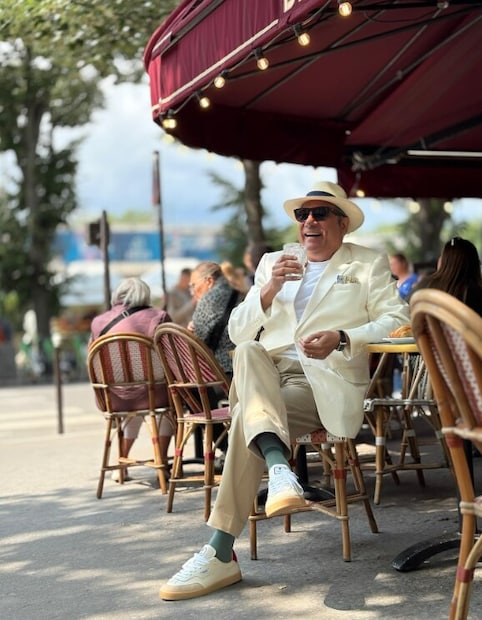 പത്താം ക്‌ളാസ് പഠനം പൂർത്തിയാക്കിയ ബൊമൻ ഇറാനിക്ക് പഠനത്തോടുള്ള കമ്പം കുറവായിരുന്നു. അതിനാൽ തന്റെ മാർഗം പഠനവഴിയിൽ ഇല്ല എന്നദ്ദേഹം മനസിലാക്കി. ഹോട്ടൽ വെയ്റ്റർ ആവാനുള്ള ഒരു കോഴ്സ് പഠിച്ച അദ്ദേഹം താജ് മഹൽ പാലസ് ഹോട്ടലിൽ ആദ്യജോലി ആരംഭിച്ചു. 105 രൂപ മാസാവരുമാനമുണ്ടായിരുന്നു അദ്ദേഹത്തിന്