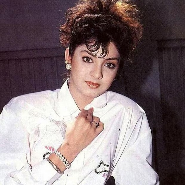  1993 ഏപ്രിൽ 5-നാണ് നടി ദിവ്യ ഭാരതി ദുരൂഹ സാഹചര്യങ്ങളിൽ വീടിന്റെ ബാൽക്കണിയിൽ നിന്ന് വീണ് മരണപ്പെടുന്നത്. ആ വാർത്ത അന്നുതന്നെ സിനിമാലോകത്തെയും കോടിക്കണക്കിന് ആരാധകരെയും നടുക്കിയിരുന്നു. വെറും 19-ആം വയസ്സിൽ അവസാനിച്ച ആ ജീവിതം ഇന്നും അനവധി പേരുടെ മനസുകളിൽ വേദനയായി നിലനിൽക്കുന്നു. മരണത്തിന് 32 വർഷങ്ങൾക്കിപ്പുറവും, ദിവ്യ ഭാരതി ഇപ്പോഴും പ്രേക്ഷകഹൃദയങ്ങളിൽ ഓർമ്മയായി തുടരുകയാണ്.