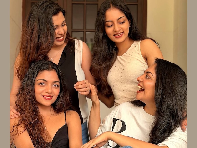 ഓമി പിറന്നതിന്റെ സന്തോഷവും ആഘോഷവും നിറഞ്ഞു നിൽക്കുന്നതായി മാറി 'സ്ത്രീ' വീട്. അതിനുശേഷം ഈ വീട്ടിൽ ഒരു അത്ഭുതം നടന്നു എന്ന് പറയണമെങ്കിൽ, അത് അഹാനയുടെ ജന്മദിനം അടുത്തപ്പോൾ മാത്രമാണ്. കുറച്ചു ദിവസങ്ങൾക്ക് മുൻപായിരുന്നു അഹാനയുടെ ഏറ്റവും ഇളയ അനുജത്തി ഹൻസിക കൃഷ്ണയുടെ പിറന്നാൾ. ഹൻസികയ്ക്ക് പ്രായം 20 വയസായി. ഈ വീട്ടിലെ ഏറ്റവും ഒടുവിലത്തെ സ്കൂൾ കുട്ടിയും കോളേജ് വിദ്യാർത്ഥിനിയും എല്ലാം ഹൻസികയാണ്. അതുപോലെതന്നെ ഇനി അടുത്ത 10 വർഷങ്ങൾ കഴിഞ്ഞാൽ മാത്രം സംഭവിക്കുന്ന ഒരു കാര്യവും അഹാന പോസ്റ്റ് രൂപത്തിൽ എത്തിക്കുന്നു 