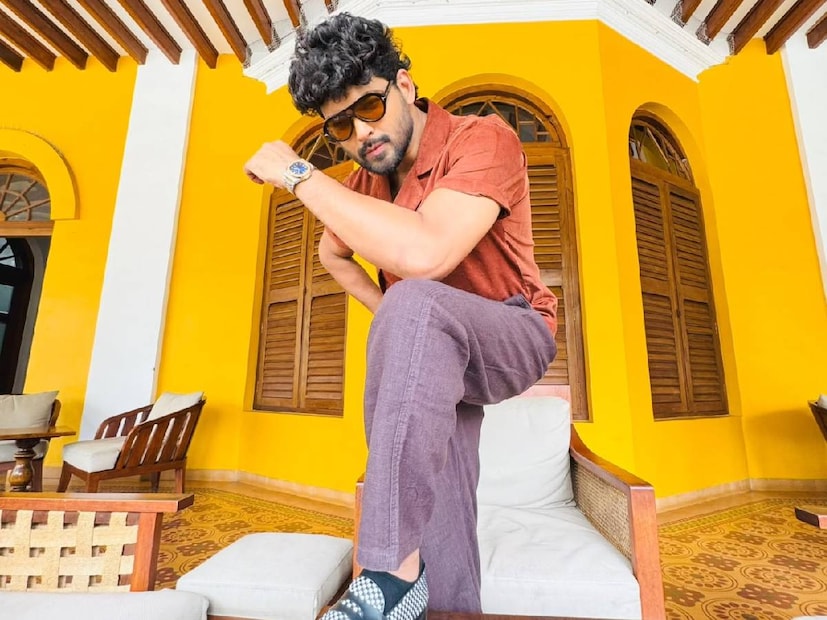 പരാതിക്കാരികളിൽ ഒരാൾ നടി റോഷ്‌ന ആൻ ആയിരുന്നു. കഴിഞ്ഞ ദിവസമാണ് സോഷ്യൽ മീഡിയയിലൂടെ റോഷ്‌നയും പരാതി ഉയർത്തിയത്. 2000ത്തിൽ ഫേസ്ബുക്ക് മെസഞ്ചറിൽ പോസ്റ്റ് ചെയ്യപ്പെട്ട ചില ചാറ്റ് സ്ക്രീൻഷോട്ടുകളും റോഷ്‌ന പുറത്തുവിട്ടു. പരാതികളെ കുറിച്ച് അജ്മൽ അമീർ ഔദ്യോഗികമായി പ്രതികരിച്ചിട്ടില്ല. ഇതിനിടെ അജ്മൽ അമീറിന്റെ മുൻകാല അഭിമുഖങ്ങളും മറ്റും സോഷ്യൽ മീഡിയയിൽ തരംഗമായി മാറിക്കഴിഞ്ഞു 