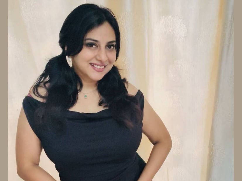 വെള്ള നിറത്തിലെ സാരിയും ബ്ലൗസും അണിഞ്ഞുകൊണ്ടുള്ള അവരുടെ ഒരു ചിത്രമാണ് പ്രചരിച്ചത്. തിരിഞ്ഞു നിൽക്കുന്ന വേളയിൽ പകർത്തിയ ചിത്രം ചില മാറ്റങ്ങളോടെ സോഷ്യൽ മീഡിയയിൽ പൊന്തി. ആദ്യമായല്ല, അന്നാ രാജന്റെ ചിത്രങ്ങൾ ഇതുപോലെ പലപല രീതികളിൽ അവതരിപ്പിക്കപ്പെടുന്നത്. എന്നാൽ ഈ കാണുന്നത് തന്റെ രൂപമല്ല എന്ന് പറയാൻ അന്നാ മറന്നില്ല. കൂടാതെ എഡിറ്റ് ചെയ്ത് ഈ രൂപത്തിലാക്കിയ ആൾക്ക് ഒരു കമന്റും അവരുടേതായുണ്ട്