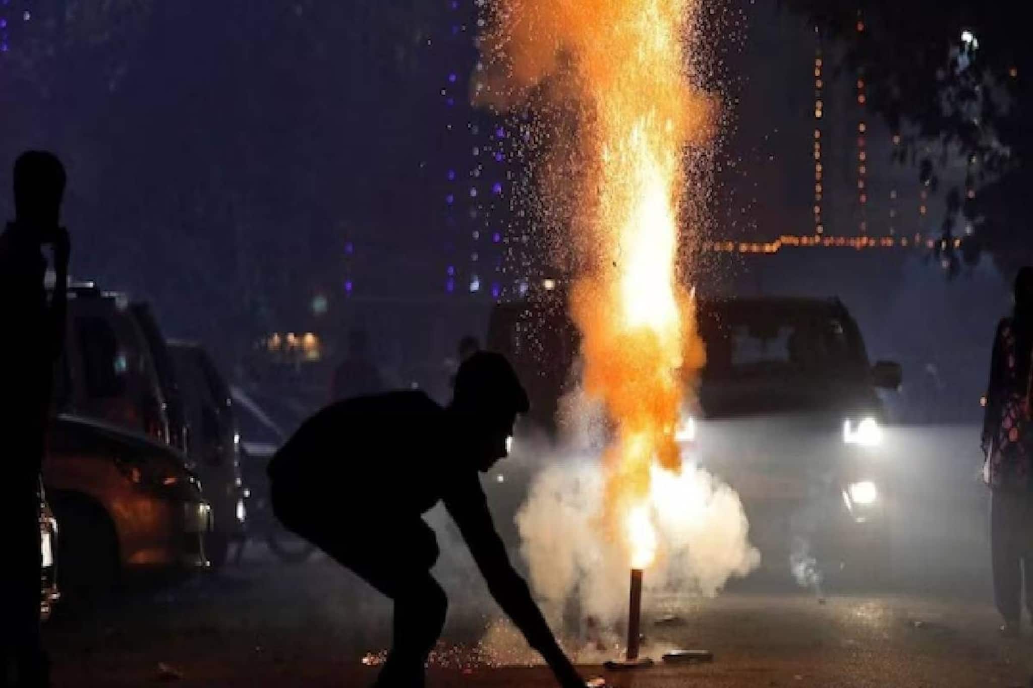 ദീപാവലിക്ക് വീട്ടിലുണ്ടാക്കിയ പടക്കം പൊട്ടിത്തെറിച്ച് യുവാവ് മരിച്ചു; നാലു പേർക്ക് പരിക്ക്