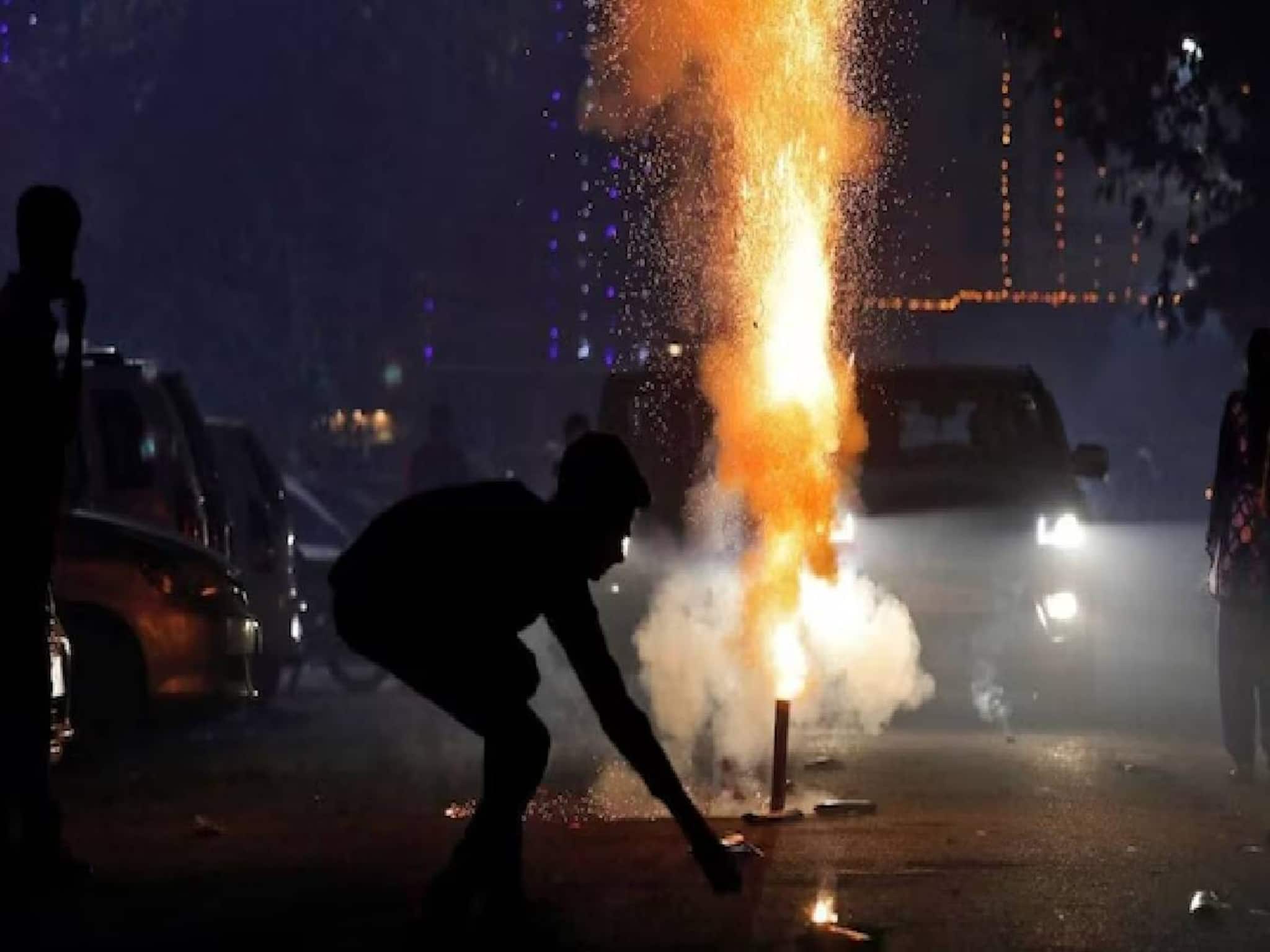 ദീപാവലിക്ക് വീട്ടിലുണ്ടാക്കിയ പടക്കം പൊട്ടിത്തെറിച്ച് യുവാവ് മരിച്ചു; നാലു പേർക്ക് പരിക്ക്