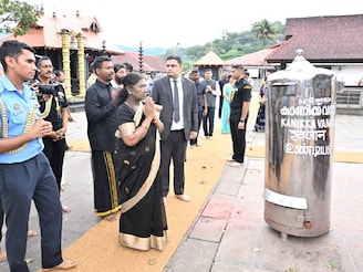 ചരിത്രം കുറിച്ച് രാഷ്‌ട്രപതി ദ്രൗപതി മുർമുവിന്റെ ശബരിമല അയ്യപ്പദർശനം; രാഷ്ട്രപതിയുടെ ദർശനം ചിത്രങ്ങളിലൂടെ