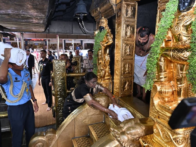 നേരത്തെ ശബരിമലയിൽ അയ്യപ്പദർശനം നടത്താൻ പമ്പയിൽ നിന്ന് ഇരുമുടിക്കെട്ടുനിറച്ചാണ് രാഷ്ട്രപതി സന്നിധാനത്തേക്ക് പുറപ്പെട്ടത്. രാവിലെ 11 മണിയോടെ പ്രത്യേക വാഹനവ്യൂഹത്തിൽ പമ്പയിലെത്തിയ രാഷ്ട്രപതി പമ്പാ നദിയിൽ കാൽ കഴുകിയതിന് ശേഷം ഗണപതി ക്ഷേത്രത്തിലെത്തി. ക്ഷേത്രം മേൽശാന്തി വിഷ്ണുനമ്പൂതിരിയുടെ നേതൃത്വത്തിൽ രാഷ്ട്രപതിക്കും സംഘത്തിനും കെട്ടുനിറച്ചു നൽകി. 