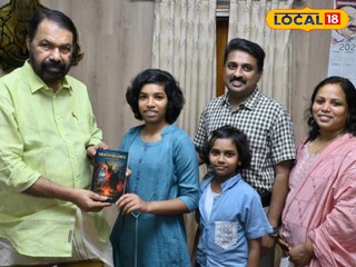 നോവൽ പ്രകാശനം ചെയ്യുന്നു
