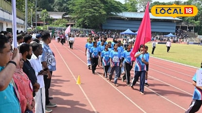  കായികമേളയിൽ പങ്കെടുക്കുന്ന വിദ്യാർത്ഥികളുടെ പരേഡ് 