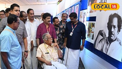 ടി പത്മനാഭൻ എം ടി യുടെ ചിത്രങ്ങൾ വീക്ഷിക്കുന്നു