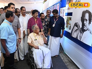 ടി പത്മനാഭൻ എം ടി യുടെ ചിത്രങ്ങൾ വീക്ഷിക്കുന്നു