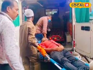തളർന്നു വീണ യുവാവിനെ ആശുപത്രിയിലേക്ക് കൊണ്ടുപോകുന്നു 