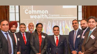 അഹമ്മദാബാദിൽ 2030 ലെ കോമൺവെൽത്ത് ഗെയിംസിന് ആതിഥേയത്വം വഹിക്കാനുള്ള നിർദ്ദേശം സമർപ്പിച്ചതിന് ശേഷം ഗുജറാത്ത് ആഭ്യന്തര മന്ത്രി ഹർഷ് സംഘവി ഉദ്യോഗസ്ഥർക്കൊപ്പം അഹമ്മദാബാദിൽ 2030 ലെ കോമൺവെൽത്ത് ഗെയിംസിന് ആതിഥേയത്വം വഹിക്കാനുള്ള നിർദ്ദേശം സമർപ്പിച്ചതിന് ശേഷം ഗുജറാത്ത് ആഭ്യന്തര മന്ത്രി ഹർഷ് സംഘവി ഉദ്യോഗസ്ഥർക്കൊപ്പം