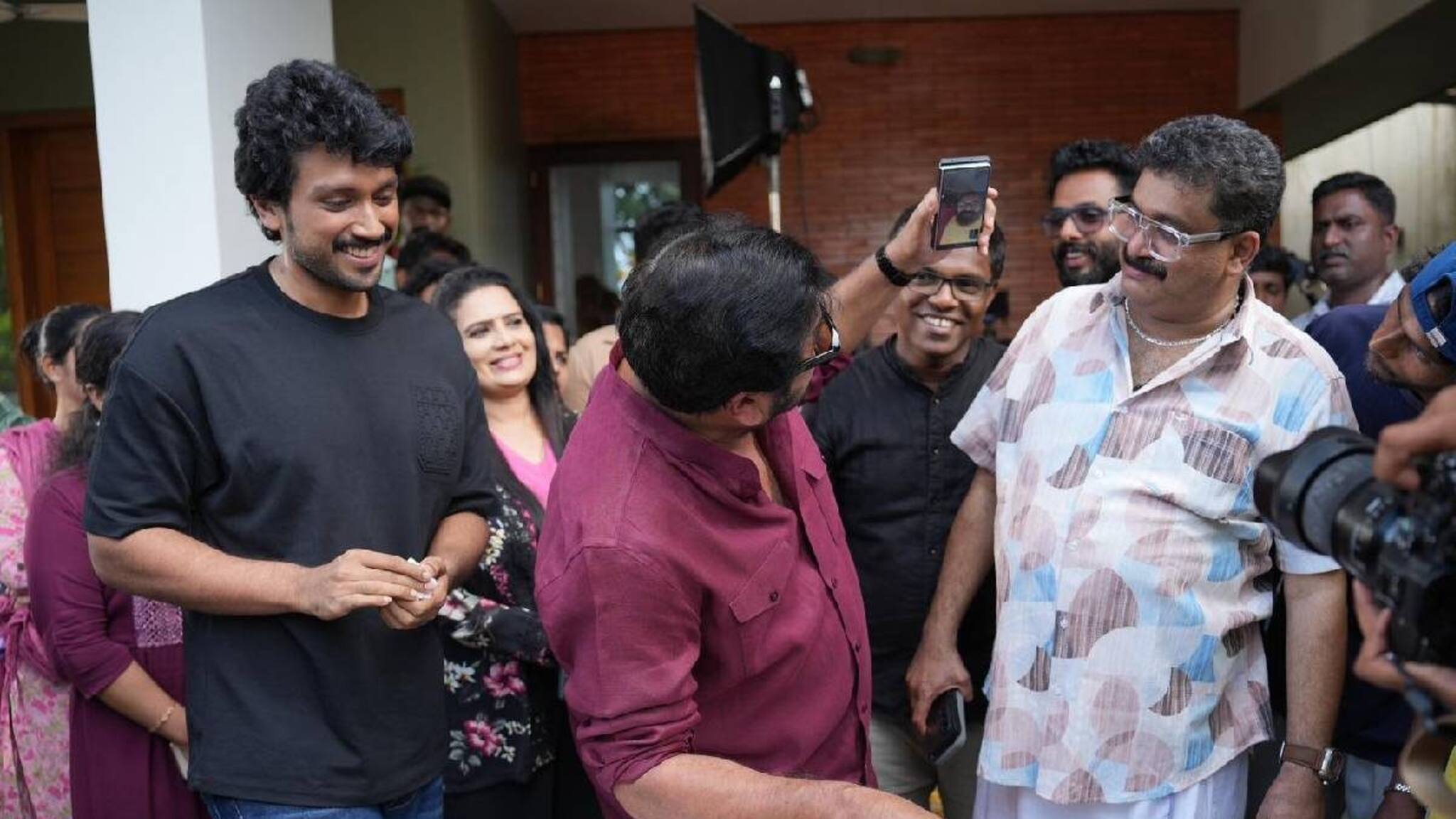 Jayaram | 'ആശകൾ ആയിരം' ഷൂട്ടിംഗ് സെറ്റിൽ കാന്താരയുടെ വിജയം ആഘോഷിച്ച്‌ ജയറാം