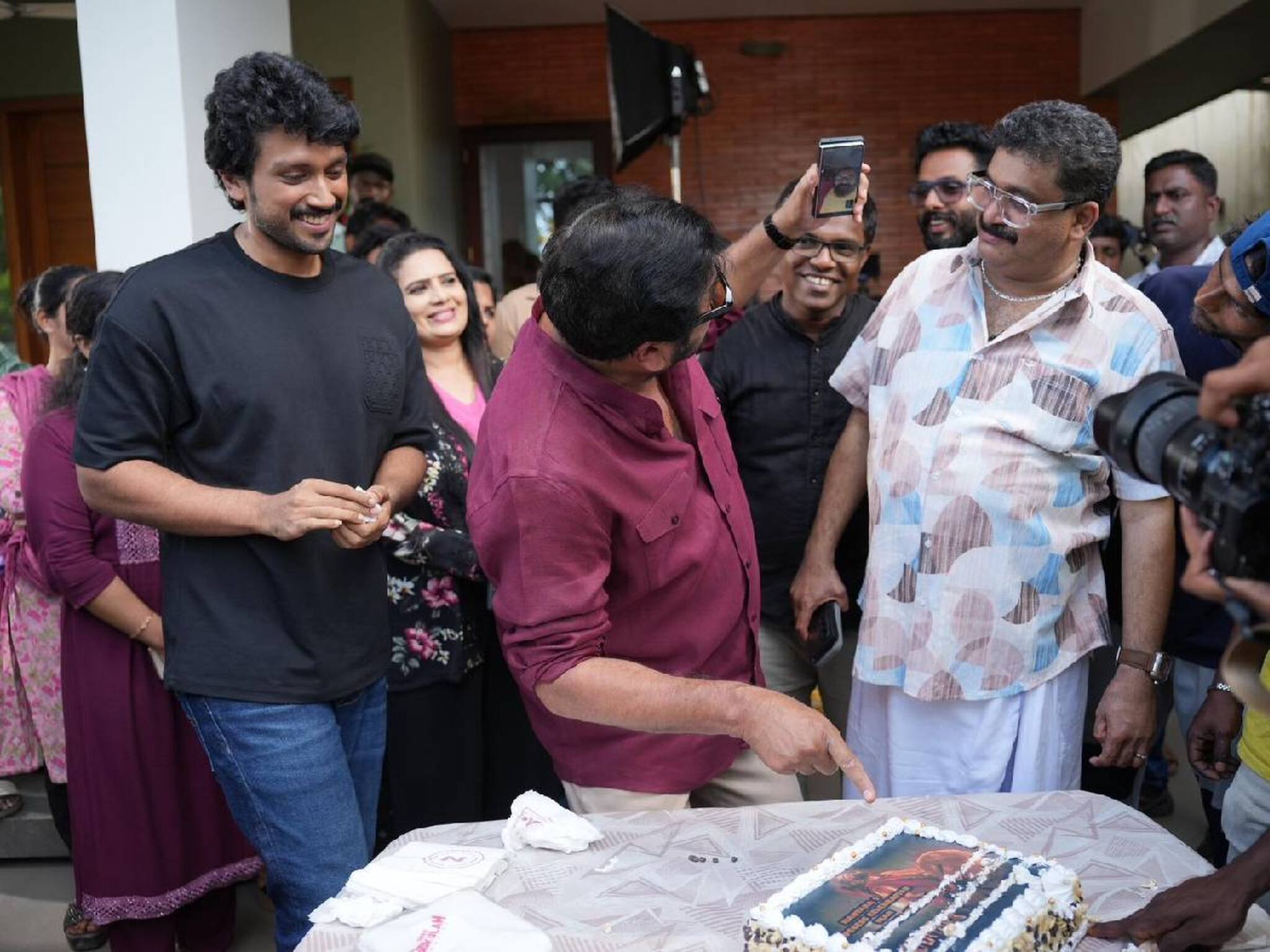 Jayaram | 'ആശകൾ ആയിരം' ഷൂട്ടിംഗ് സെറ്റിൽ കാന്താരയുടെ വിജയം ആഘോഷിച്ച്‌ ജയറാം