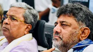 കർണാടക മുഖ്യമന്ത്രി സിദ്ധരാമയ്യ ഉപമുഖ്യമന്ത്രി ഡി.കെ. ശിവകുമാറിനൊപ്പം. കർണാടക മുഖ്യമന്ത്രി സിദ്ധരാമയ്യ ഉപമുഖ്യമന്ത്രി ഡി.കെ. ശിവകുമാറിനൊപ്പം.