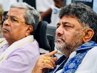 കർണാടക മുഖ്യമന്ത്രി സിദ്ധരാമയ്യ ഉപമുഖ്യമന്ത്രി ഡി.കെ. ശിവകുമാറിനൊപ്പം.