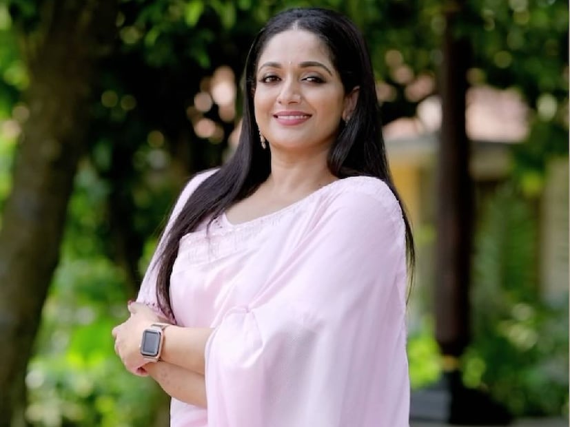 വിവാഹം കഴിഞ്ഞതില്പിന്നെ കാവ്യ സിനിമയിൽ വരാത്തതിന് പഴി കേട്ടതു മുഴുവനും ദിലീപായിരുന്നു. കാവ്യയെ വീട്ടിലിരുത്തി എന്നായിരുന്നു പ്രധാന ആക്ഷേപം. വിവാഹം കഴിഞ്ഞശേഷം ദിലീപിന്റെ മുൻഭാര്യയായ മഞ്ജു വാര്യരും സിനിമയിൽ അഭിനയിച്ചിരുന്നില്ല. ഇത് രണ്ടും ചേർത്ത് വായിച്ചാണ് പലരും വിധിയെഴുതിയത്. അടുത്തിടെ കാവ്യ ഒരു ഉദ്‌ഘാടന പരിപാടിയിൽ ഗസ്റ്റ് ആയി എത്തിയിരുന്നു. അവിടെ വച്ച് തന്നെക്കുറിച്ച് കാവ്യാ മാധവൻ ചില കാര്യങ്ങൾ പൊതുവായി ഏവരെയും അറിയിക്കുകയായിരുന്നു.  ദിലീപേട്ടൻ പങ്കെടുക്കേണ്ട പരിപാടിയായിരുന്നു ഇത്. അദ്ദേഹത്തിന് വരാൻ പറ്റാതായപ്പോൾ കാവ്യയെ അങ്ങോട്ട് അയച്ചതാണെന്നും അവർ വ്യക്തമാക്കി