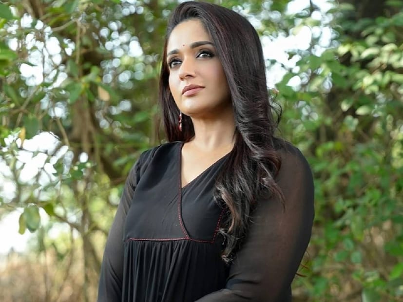 അക്കാലങ്ങളിൽ യുവാക്കൾക്ക് കാവ്യ എന്ന നടി ഹരമായിരുന്നു എങ്കിലും, കുടുംബപ്രേക്ഷകരുടെ ഇഷ്‌ടനായികയായിരുന്നു എന്നുവേണം കാവ്യയെ വിശേഷിപ്പിക്കാൻ. എല്ലാവർക്കും അടുത്ത വീട്ടിലെ പെൺകുട്ടിയായി തോന്നിച്ച നടിയായിരുന്നു കാവ്യ. കാവ്യാ മാധവന്റെ സിനിമകളുടെ പട്ടിക പരിശോധിച്ചാൽ ഒരു കാര്യം മനസിലാകും. ഏതൊരു താരവും ആഗ്രഹിക്കുന്ന തരത്തിലാണ് അവരുടെ സിനിമകൾ. ബഹുഭൂരിപക്ഷവും സൂപ്പർഹിറ്റുകൾ. ശ്രദ്ധിക്കപ്പെടാതെ പോയി എന്ന് വിളിക്കാൻ പേരിനു പോലും ഒരു സിനിമയില്ല. സൂപ്പർ താരങ്ങളുടെ ഒപ്പവും അന്നത്തെ യുവനടന്മാരുടെ കൂടെയും കാവ്യ നായികയായി
