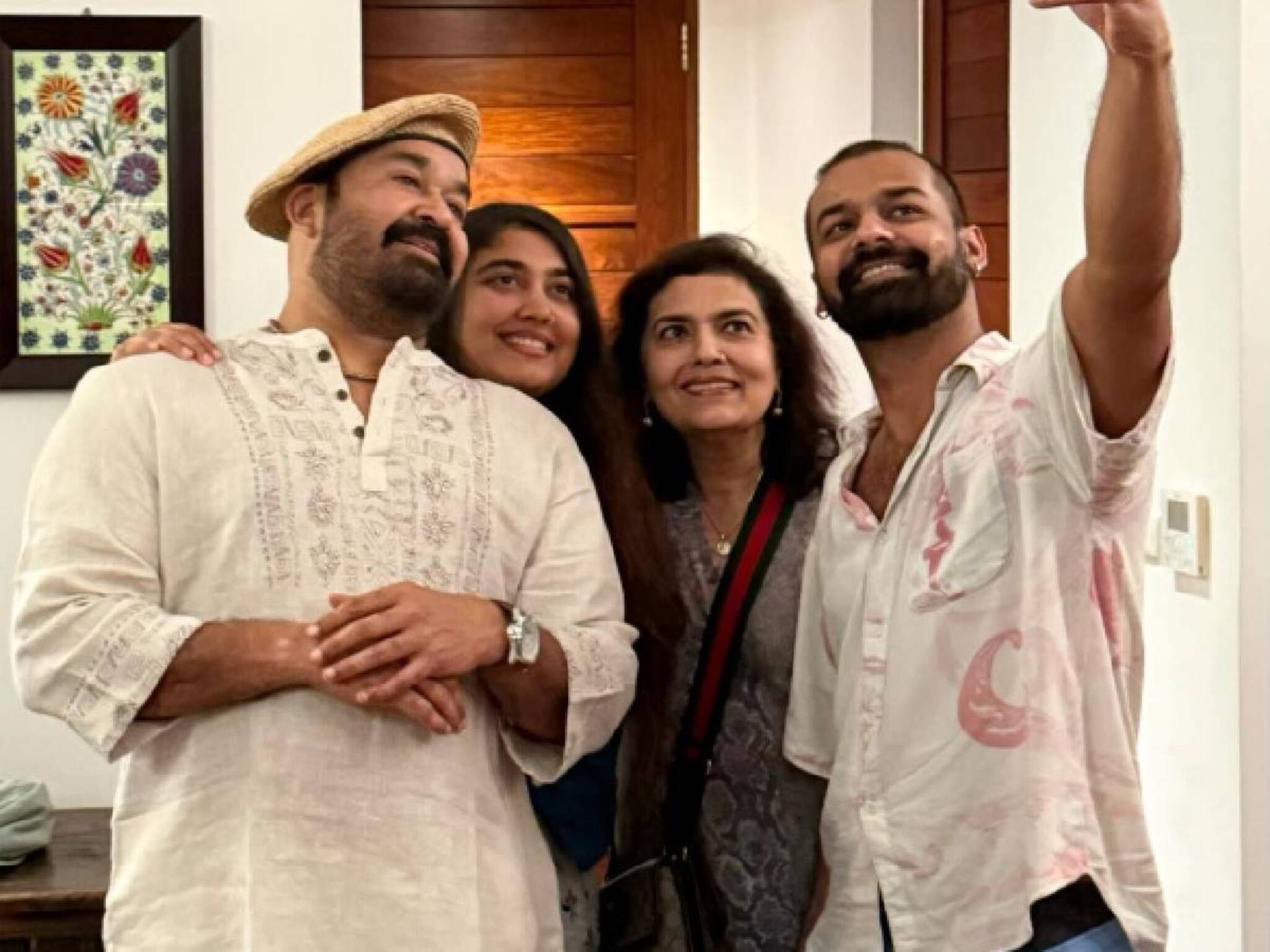 അക്കാലങ്ങളിൽ വരുന്നു, അഭിനയിക്കുന്നു, അത്രതന്നെ; മകളുടെ അരങ്ങേറ്റ ചിത്രത്തിന്റെ പൂജാ വേളയിൽ ഓർമകളുമായി മോഹൻലാൽ