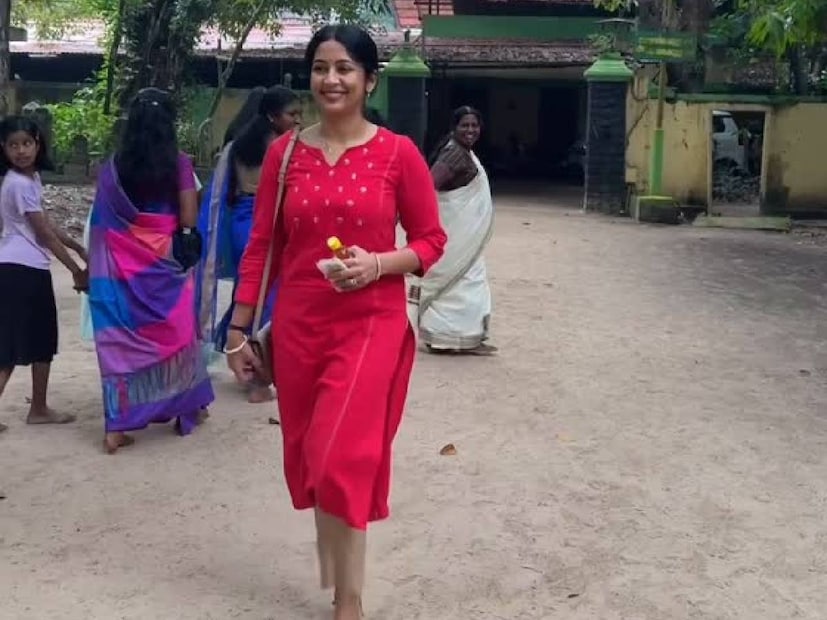 മൊബൈൽ ഉപയോഗിക്കരുതെന്നായി അടുത്ത നിർദേശം. എന്നാൽ മനസ്സിൽ ഗുണിക്കാലോ എന്നായി നവ്യ. മനക്കണക്കിൽ തെളിഞ്ഞത് ലക്ഷങ്ങളുടെ തുക. നവ്യക്ക് അന്ന് ഫൈൻ അടിച്ചു കിട്ടിയ തുക 1.14 ലക്ഷം ആയിരുന്നു. പിന്നെ കുറച്ചു നേരത്തേക്ക് ചെവിയിൽ നിന്നും പുക പോകുന്ന ഫീൽ ആയിരുന്നു. 'പുരുഷു എന്നെ അനുഗ്രഹിക്കണം' എന്ന രീതിയിൽ കുറെയേറെ കരഞ്ഞ് പറഞ്ഞ് തുടങ്ങി. പട്ടീടെ വിലയായിരുന്നു മൈൻഡ് ചെയ്തില്ല എന്ന് നവ്യ. ഇക്കഴിഞ്ഞ സെപ്റ്റംബർ മാസത്തിലായിരുന്നു സംഭവം നടന്നത്