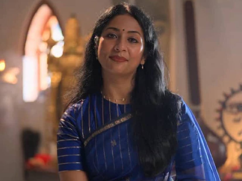 നവ്യയുടെ ബാഗിൽ 15 സെന്റിമീറ്റർ നീളമുള്ള മുല്ലപ്പൂമാല ഉണ്ടായിരുന്നു. വിക്ടോറിയയിലെ മലയാളി അസോസിയേഷനാണ് നവ്യാ നായരെ അങ്ങോട്ട് ക്ഷണിച്ചത്. ഓസ്‌ട്രേലിയയിലെ ബയോസെക്യൂരിറ്റി നിയമങ്ങൾ കർശനമായതാണ് നവ്യക്ക് തിരിച്ചടിയായത്. നിയമപ്രകാരം, ഓസ്‌ട്രേലിയയിലെ തനതു പുഷ്പ വൃക്ഷങ്ങൾ സംരക്ഷിക്കുന്നതിൽ പ്രത്യേക നിയമങ്ങളുണ്ട്. മറ്റൊരു രാജ്യത്തു നിന്നും അനുവദനീയമല്ലാത്തവ ഇവിടെ പ്രവേശിപ്പിക്കുക അസാധ്യം. എയർപോർട്ടിലെ ഡിക്ലറേഷൻ ഫോമിൽ ഇത് പരാമർശിച്ചാൽ മതിയായിരുന്നു. നവ്യ അക്കാര്യം വിട്ടുപോയി
