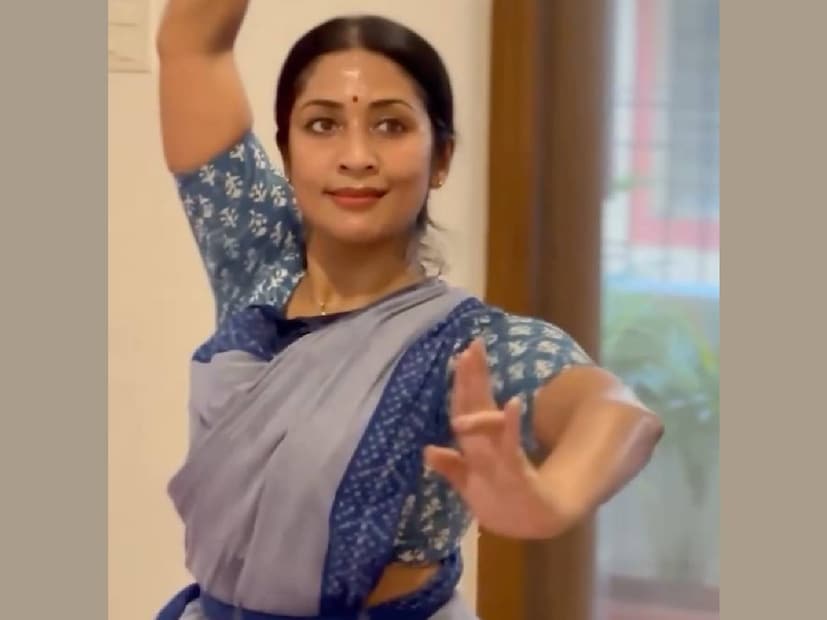 അടുത്തിടെ നവ്യ വിദേശത്തു പോയ സംഭവം വലിയ വാർത്തയായിരുന്നു. ഓസ്‌ട്രേലിയയിലെ മെൽബണിലാണ് നവ്യാ നായർ ഓണാഘോഷ പരിപാടികളിൽ പങ്കെടുക്കാൻ പോയത്. പോയപ്പോൾ തലയിലും കയ്യിലുമായി ഓരോ കെട്ട് മുല്ലപ്പൂവും നവ്യയുടെ കൂടെയുണ്ടായിരുന്നു. കുറച്ച് തലയിൽ ചൂടുകയും, ബാക്കി വരുന്ന മുല്ലപ്പൂ പൊതിഞ്ഞ് സൂക്ഷിക്കുകയും ചെയ്യാൻ നവ്യയുടെ അച്ഛൻ നിർദേശിക്കുകയും ചെയ്തിരുന്നു. കേരളത്തിൽ നിന്നുള്ള മുല്ലപ്പൂവിന് ഇത്രയും ഗുരുതരപ്രശ്നം ഉണ്ടാക്കാൻ കഴിയും എന്ന് നവ്യ സ്വപ്നത്തിൽപ്പോലും വിചാരിച്ചില്ല
