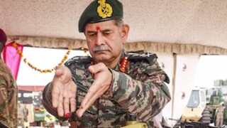 ഭുജ് സെക്ടറിൽ വിജയദശമി ദിനത്തിൽ ആയുധ പൂജ ചെയ്യുന്ന ജനറൽ ഉപേന്ദ്ര ദ്വിവേദി ഭുജ് സെക്ടറിൽ വിജയദശമി ദിനത്തിൽ ആയുധ പൂജ ചെയ്യുന്ന ജനറൽ ഉപേന്ദ്ര ദ്വിവേദി