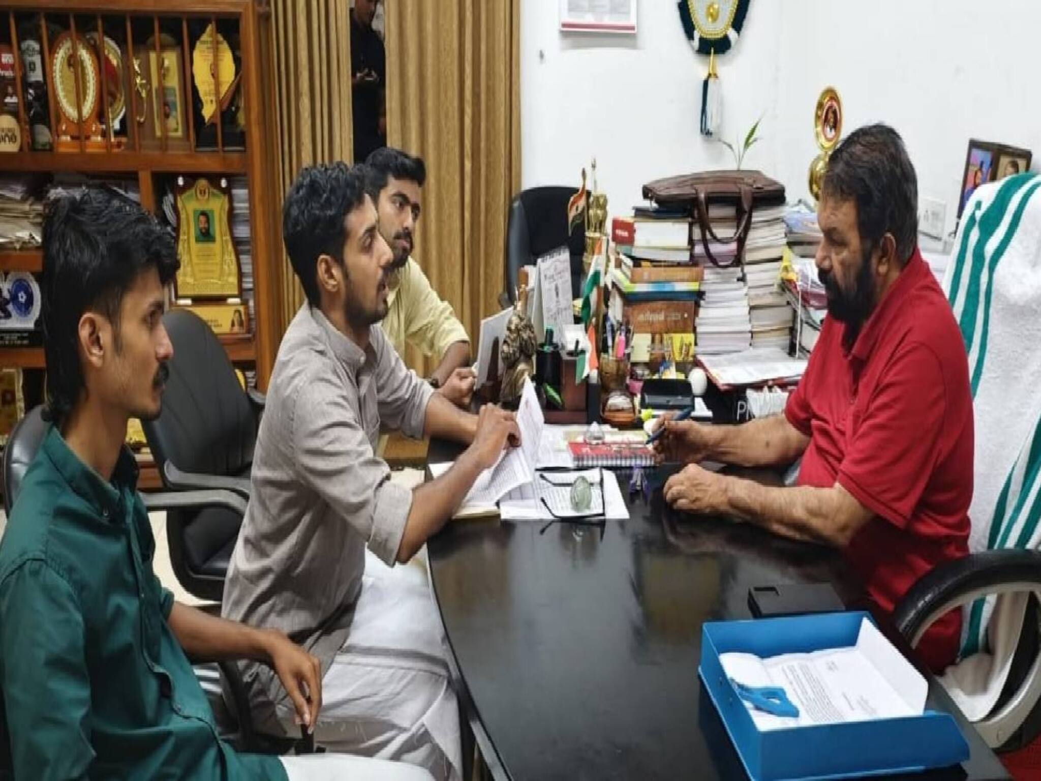 പിഎം ശ്രീ പദ്ധതി; എബിവിപി മന്ത്രി വി ശിവന്‍കുട്ടിയെ കണ്ട് അനുമോദനം അറിയിച്ചു