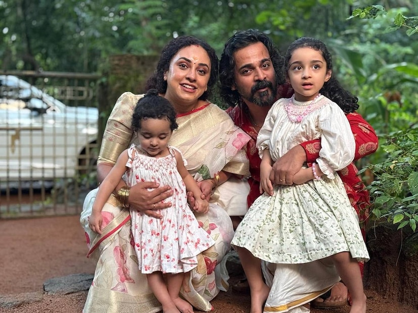 വാങ്ങിയത് ഫ്ലാറ്റ് ആണെങ്കിലും, ഒരു വീട് പോലെത്തന്നെ മുഴുവനും പൊളിച്ചു പണിയുകയാണ് പേളിയും ശ്രീനിഷും. വീടിന്റെ ഡിസൈനർമാരെ കൂടിയുൾപ്പെടുത്തിയാണ് അവർ വ്ലോഗ് ചെയ്തിട്ടുള്ളത്. മുക്കിലും മൂലയിലും പേളിയുടെ ശ്രദ്ധയുണ്ട്. കല്ലും മണലും ഇറക്കി പണിയുന്നതിന്റെ ഇടയിൽ തങ്ങളുടെ സ്വപ്നമായ ഡൈനിങ്ങ് റൂമും, കിച്ചനും, ബെഡ്‌റൂമും, മക്കളുടെ സ്റ്റഡി ഏരിയയും എല്ലാം എങ്ങനെ ഉണ്ടാകും എന്നും പേളി ഗ്രാഫിക്സിന്റെ സഹായത്തോടു കൂടി അവതരിപ്പിക്കുന്നു. ഈ വീഡിയോയിൽ എഡിറ്റർക്കും കൊടുക്കണം കയ്യടി എന്ന് കമന്റുകൾ വായിച്ചാൽ മനസിലാകും