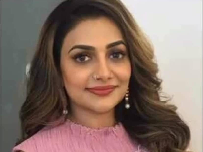 'പാടാം നമുക്ക് പാടാം' എന്ന ഷോയിലായിരുന്നു റിമി ടോമിയുടെ വെളിപ്പെടുത്തൽ. ട്രൂപ്പിൽ പാടിയിരുന്ന റിമിയുടെ തലവര മാറ്റിയ ചിത്രമായിരുന്നു ദിലീപ്, കാവ്യാ മാധവൻ എന്നിവർ വേഷമിട്ട 'മീശ മാധവൻ'. ഇതിലെ 'ചിങ്ങമാസം വന്നുചേർന്നാൽ' എന്ന ഗാനം റിമിയെ പ്രശസ്തയാക്കി. പാട്ടിനേക്കാൾ പെർഫോർമർ എന്ന നിലയിലാണ് റിമി ശ്രദ്ധ നേടിത്തുടങ്ങുന്നത്. സ്റ്റേജിനെ ഇളക്കിമറിക്കാൻ റിമി ടോമി ഉണ്ടെങ്കിൽ വേറാരും വേണ്ട എന്ന തോന്നൽ പല സംഘാടകർക്കും മനസിലായി തുടങ്ങി. ഷാരൂഖ് ഖാനെ അഭിമുഖം ചെയ്യാനും റിമി ടോമിക്ക് അവസരം വന്നുചേർന്നു. 2000, 2010കളിൽ റിമി പാടിയ ഗാനങ്ങൾ പലതും ഹിറ്റുകളായിരുന്നു