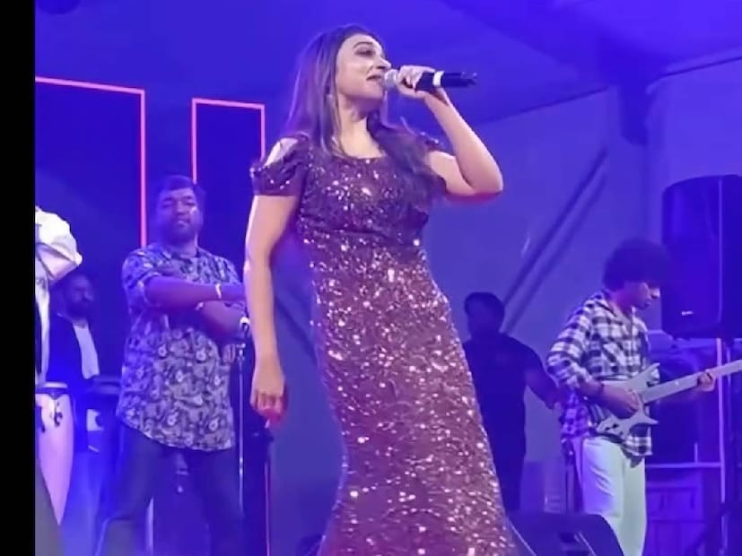 ആ ഭിക്ഷക്കാരന്റെ ഒപ്പം ഒരു ഷെഡിൽ കുഞ്ഞ് റിമിയും നിൽക്കുന്നത് കുടുംബത്തെ അറിയാവുന്ന ഒരാളുടെ കണ്ണിൽപ്പെട്ടു. പിതാവിന്റെ സുഹൃത്തായിരുന്നു അത്. കുഞ്ഞിനെ ചാക്കിൽ കയറ്റാൻ അയാൾ ശ്രമിക്കുന്നതിനിടെ ആ കുടുംബ സുഹൃത്ത് റിമിയെ വീണ്ടെടുത്ത് വീട്ടിലെത്തിച്ചു. വർഷങ്ങൾക്കിപ്പുറം മലയാള സിനിമയിലെ അറിയപ്പെടുന്ന ഗായികയും, മിനിസ്ക്രീനിലെ അവതാരകയും ജഡ്ജുമായി അറിയപ്പെടാൻ വിധി ബാക്കിയുണ്ടായിരുന്ന ആ പെൺകുട്ടി അങ്ങനെ ഒരു ഭിക്ഷാടകന്റെ കയ്യിൽ നിന്നും രക്ഷപെടുകയായിരുന്നു