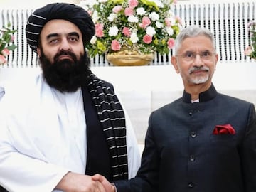 ഇന്ത്യൻ വിദേശകാര്യമന്ത്രി എസ് ജയശങ്കറിനൊപ്പം അഫ്ഗാനിസ്ഥാൻ വിദേശകാര്യമന്ത്രി അമീർ ഖാൻ‌ മുത്തഖി  File image/X