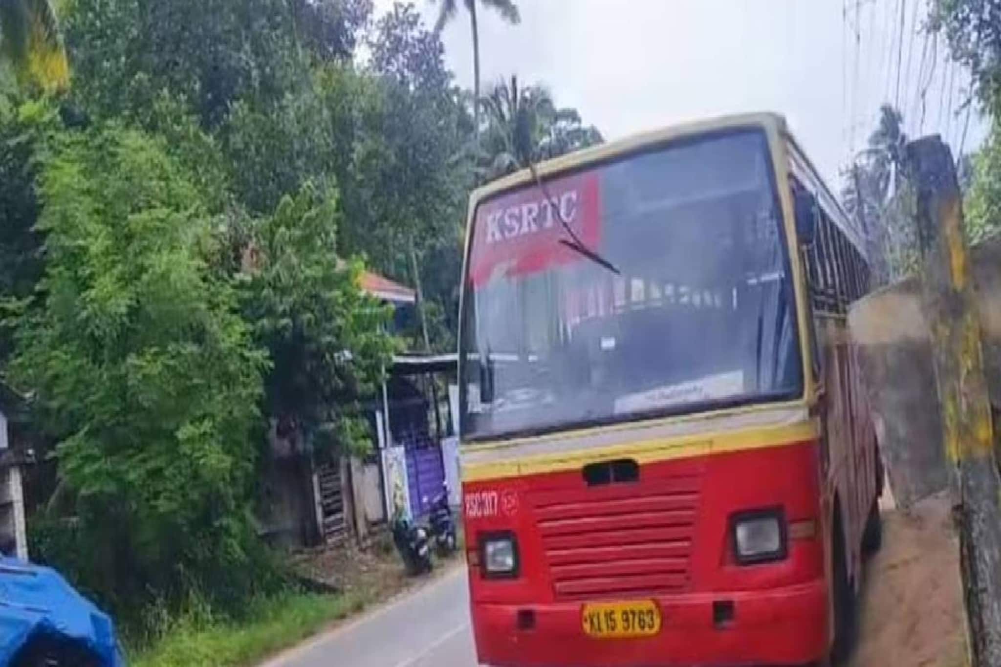 ബാഗിന്റെ വള്ളി ഡോറിൽ കുടുങ്ങി; ഓടിക്കൊണ്ടിരുന്ന കെഎസ്ആര്‍ടിസി ബസിൽ നിന്ന് പുറത്തേക്ക് വീണ് വിദ്യാര്‍ഥിനിക്ക് പരുക്ക്
