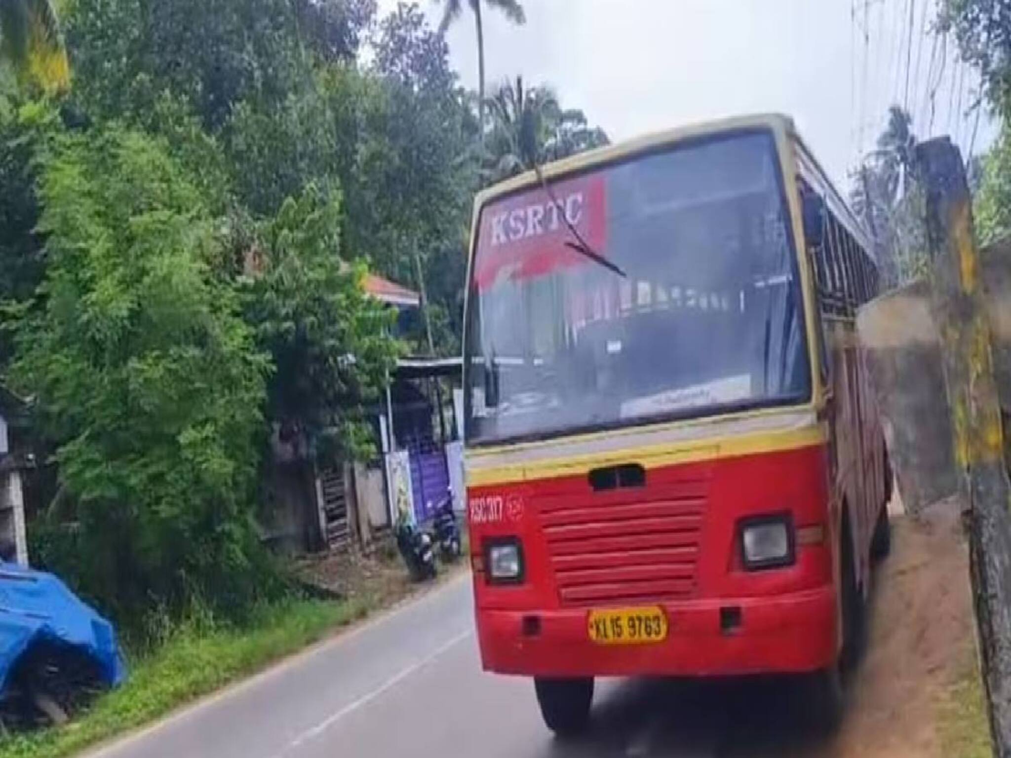 ബാഗിന്റെ വള്ളി ഡോറിൽ കുടുങ്ങി; ഓടിക്കൊണ്ടിരുന്ന കെഎസ്ആര്‍ടിസി ബസിൽ നിന്ന് പുറത്തേക്ക് വീണ് വിദ്യാര്‍ഥിനിക്ക് പരുക്ക്
